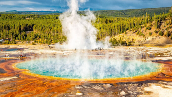 Unraveling the Natural Wonders of Yellowstone National Park